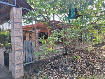 VENDO CASA DE 5 HABITACIONES DE ESQUINA