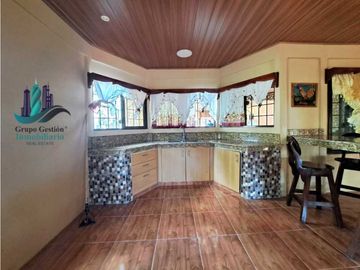 VENDO CASA DE 5 HABITACIONES DE ESQUINA