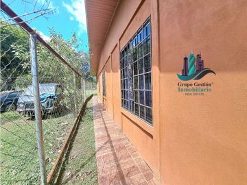 VENDO CASA DE 5 HABITACIONES DE ESQUINA