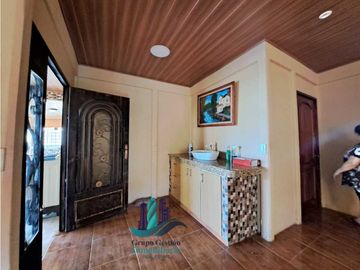 VENDO CASA DE 5 HABITACIONES DE ESQUINA