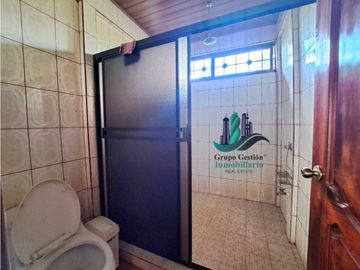 VENDO CASA DE 5 HABITACIONES DE ESQUINA