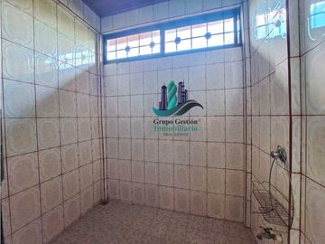 VENDO CASA DE 5 HABITACIONES DE ESQUINA