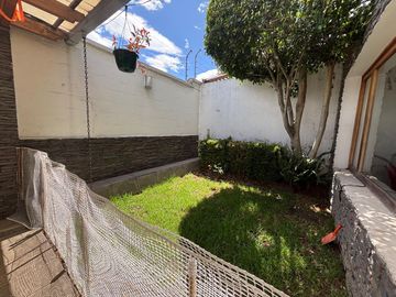 VENDO CASA - 3 DORMITORIOS - CUMBAYA TANDA - SALA DE ESTAR