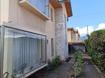 Casa en Venta en Los Naranjos esquina los Cerezos