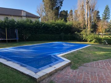 Casa en venta - 3 Dormitorios 3 Baños - Cochera - 1.044Mts2 - Berazategui