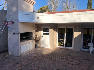 Casa en venta - 3 Dormitorios 3 Baños - Cochera - 1.044Mts2 - Berazategui