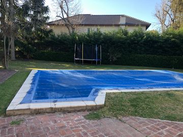 Casa en venta - 3 Dormitorios 3 Baños - Cochera - 1.044Mts2 - Berazategui