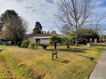 Casa en venta - 3 Dormitorios 3 Baños - Cochera - 1.044Mts2 - Berazategui