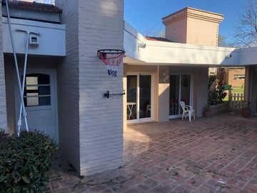 Casa en venta - 3 Dormitorios 3 Baños - Cochera - 1.044Mts2 - Berazategui