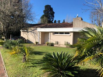 Casa en venta - 3 Dormitorios 3 Baños - Cochera - 1.044Mts2 - Berazategui