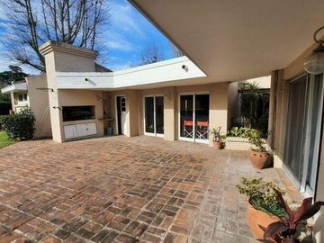 Casa en venta - 3 Dormitorios 3 Baños - Cochera - 1.044Mts2 - Berazategui