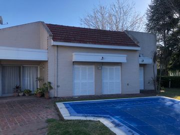 Casa en venta - 3 Dormitorios 3 Baños - Cochera - 1.044Mts2 - Berazategui