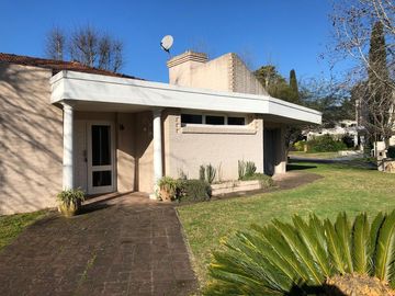 Casa en venta - 3 Dormitorios 3 Baños - Cochera - 1.044Mts2 - Berazategui