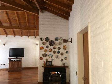 Casa en venta - 3 Dormitorios 3 Baños - Cochera - 1.044Mts2 - Berazategui