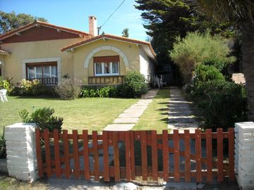 En Venta | Importante Quinta dividida en 5 Departamentos a Pocas Cuadras de la Playa | Ideal Inversion para Renta | Amplio Parque