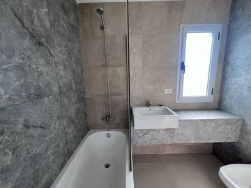 VENTA casa tres / cuatro dormitorios o escritorio en Santo Tomas Pilar