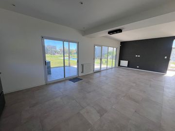 VENTA casa tres / cuatro dormitorios o escritorio en Santo Tomas Pilar
