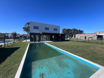 VENTA casa tres / cuatro dormitorios o escritorio en Santo Tomas Pilar