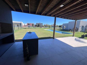 VENTA casa tres / cuatro dormitorios o escritorio en Santo Tomas Pilar