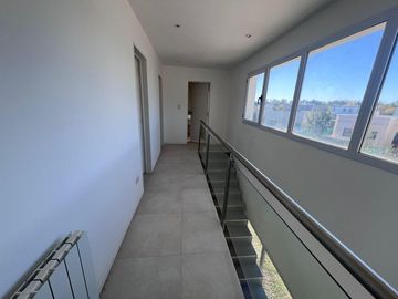 VENTA casa tres / cuatro dormitorios o escritorio en Santo Tomas Pilar