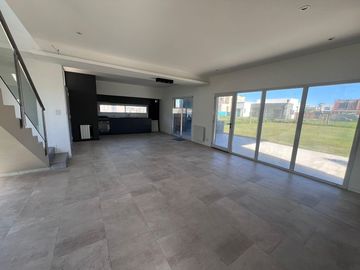 VENTA casa tres / cuatro dormitorios o escritorio en Santo Tomas Pilar