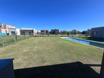 VENTA casa tres / cuatro dormitorios o escritorio en Santo Tomas Pilar