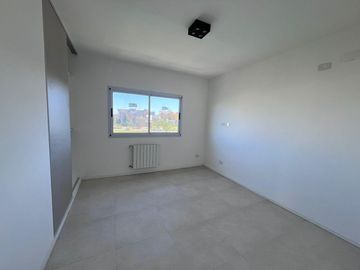 VENTA casa tres / cuatro dormitorios o escritorio en Santo Tomas Pilar