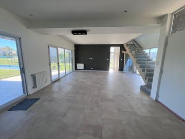 VENTA casa tres / cuatro dormitorios o escritorio en Santo Tomas Pilar