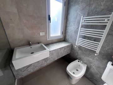 VENTA casa tres / cuatro dormitorios o escritorio en Santo Tomas Pilar