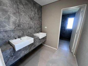 VENTA casa tres / cuatro dormitorios o escritorio en Santo Tomas Pilar