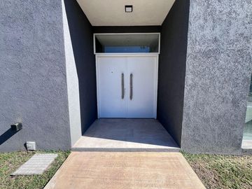 VENTA casa tres / cuatro dormitorios o escritorio en Santo Tomas Pilar