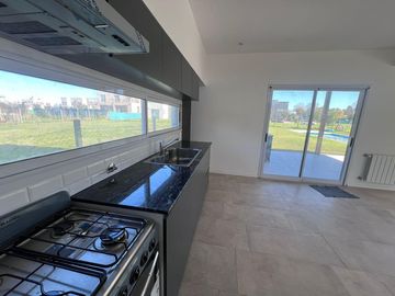 VENTA casa tres / cuatro dormitorios o escritorio en Santo Tomas Pilar