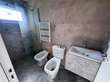VENTA casa tres / cuatro dormitorios o escritorio en Santo Tomas Pilar