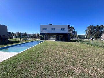 VENTA casa tres / cuatro dormitorios o escritorio en Santo Tomas Pilar
