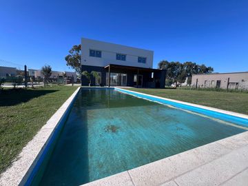 VENTA casa tres / cuatro dormitorios o escritorio en Santo Tomas Pilar