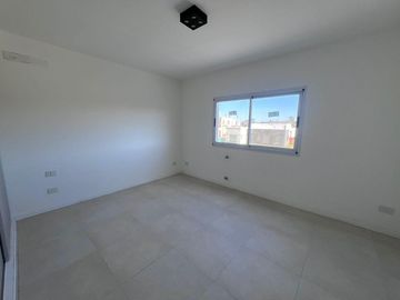 VENTA casa tres / cuatro dormitorios o escritorio en Santo Tomas Pilar