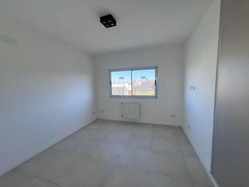 VENTA casa tres / cuatro dormitorios o escritorio en Santo Tomas Pilar