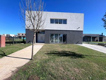 VENTA casa tres / cuatro dormitorios o escritorio en Santo Tomas Pilar