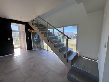VENTA casa tres / cuatro dormitorios o escritorio en Santo Tomas Pilar