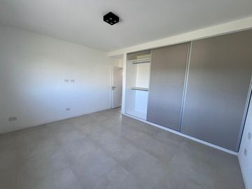 VENTA casa tres / cuatro dormitorios o escritorio en Santo Tomas Pilar