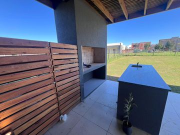 VENTA casa tres / cuatro dormitorios o escritorio en Santo Tomas Pilar