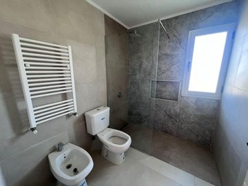VENTA casa tres / cuatro dormitorios o escritorio en Santo Tomas Pilar