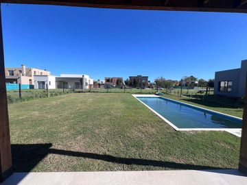 VENTA casa tres / cuatro dormitorios o escritorio en Santo Tomas Pilar
