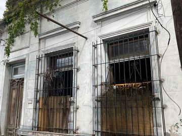 Casa en venta a refaccionar. San Fernando centro, 4 ambientes con jardin APTO CREDITO
