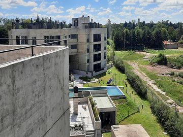 VENTA/PERMUTA - Departamento 1 dormitorio con patio y cochera - Condominio Ocho Sauces, Funes.