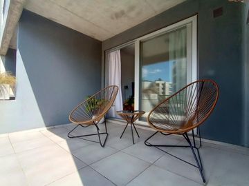 VENTA/PERMUTA - Departamento 1 dormitorio con patio y cochera - Condominio Ocho Sauces, Funes.