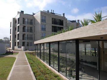 VENTA/PERMUTA - Departamento 1 dormitorio con patio y cochera - Condominio Ocho Sauces, Funes.