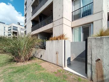 VENTA/PERMUTA - Departamento 1 dormitorio con patio y cochera - Condominio Ocho Sauces, Funes.