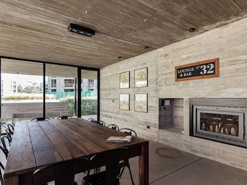 VENTA/PERMUTA - Departamento 1 dormitorio con patio y cochera - Condominio Ocho Sauces, Funes.
