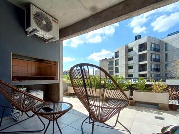 VENTA/PERMUTA - Departamento 1 dormitorio con patio y cochera - Condominio Ocho Sauces, Funes.